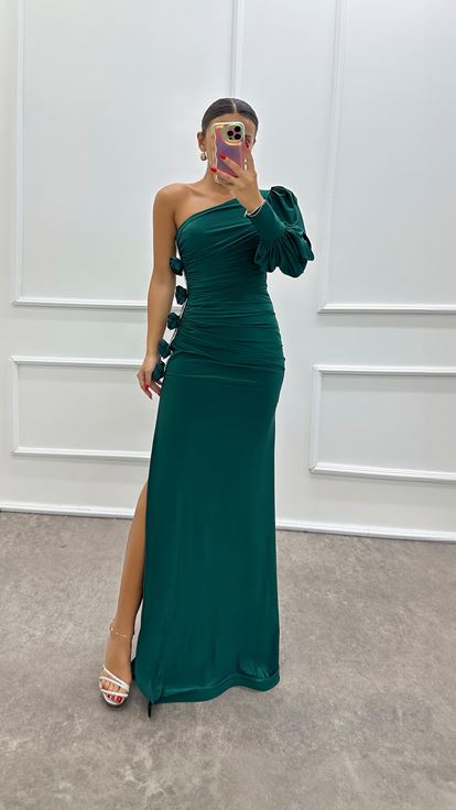 Robe de soirée vert émeraude à une manche ornée de roses