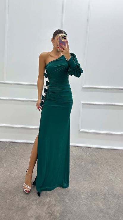 Robe de soirée vert émeraude à une manche ornée de roses