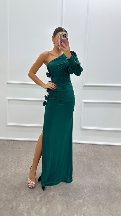 Robe de soirée vert émeraude à une manche ornée de roses