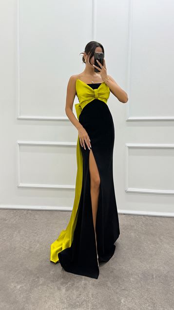 Grünes trägerloses Kleid mit Schleife im Brustbereich