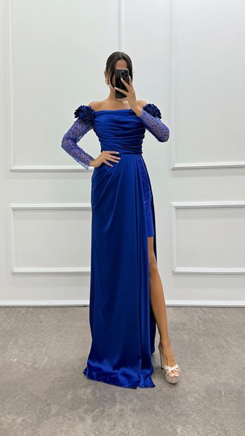Robe de soirée en satin et tulle avec épaules et manches fleuries