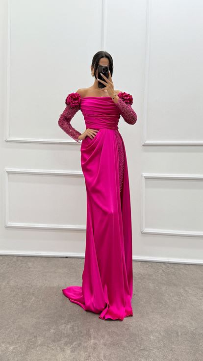 Robe de soirée en satin fuchsia avec épaules fleuries et manches en tulle