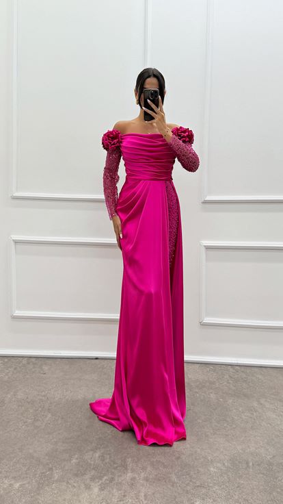Robe de soirée en satin fuchsia avec épaules fleuries et manches en tulle