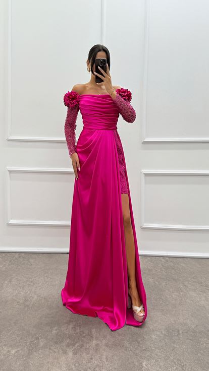 Robe de soirée en satin fuchsia avec épaules fleuries et manches en tulle