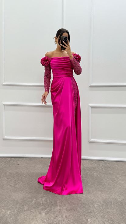 Robe de soirée en satin fuchsia avec épaules fleuries et manches en tulle
