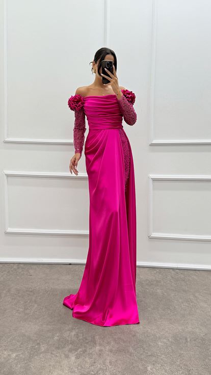 Robe de soirée en satin fuchsia avec épaules fleuries et manches en tulle