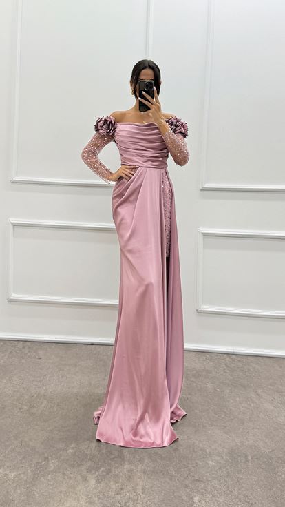 Abito da sera in raso con design in tulle con spalle e maniche floreali