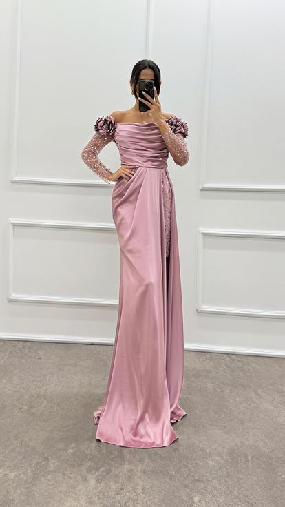 Abito da sera in raso con design in tulle con spalle e maniche floreali