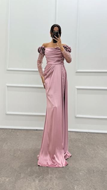 Robe de soirée en satin et tulle avec épaules et manches fleuries