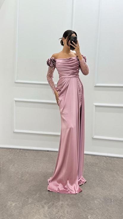 Abito da sera in raso con design in tulle con spalle e maniche floreali