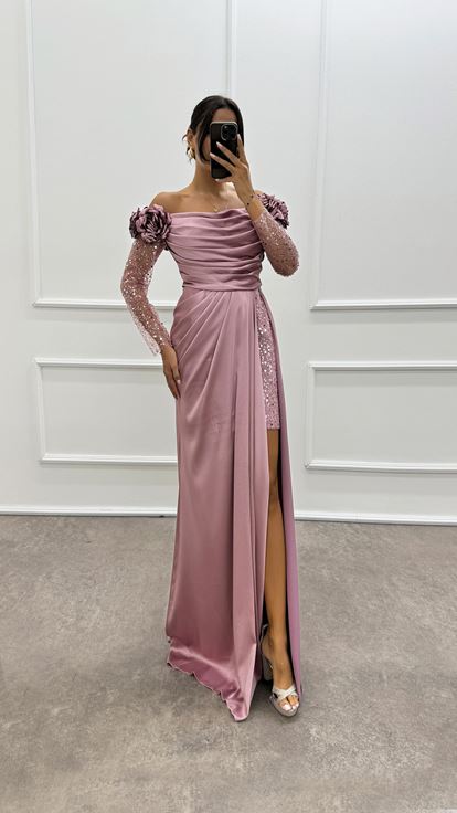 Abito da sera in raso con design in tulle con spalle e maniche floreali