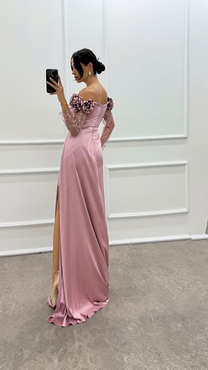 Abito da sera in raso con design in tulle con spalle e maniche floreali