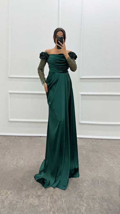 Abito da sera in raso con design in tulle con spalle e maniche floreali