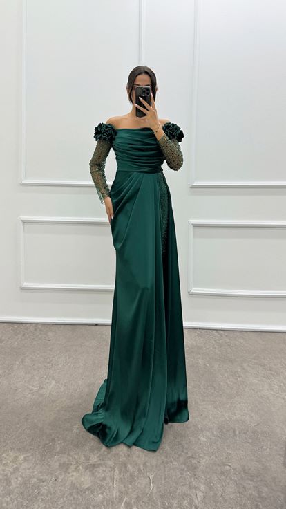 Abito da sera in raso con design in tulle con spalle e maniche floreali