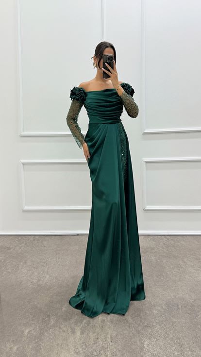 Abito da sera in raso con design in tulle con spalle e maniche floreali