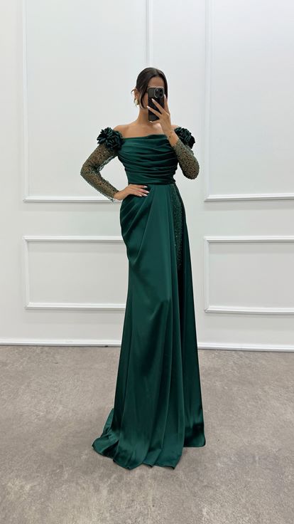 Abito da sera in raso con design in tulle con spalle e maniche floreali