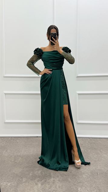 Robe de soirée en satin et tulle avec épaules et manches fleuries