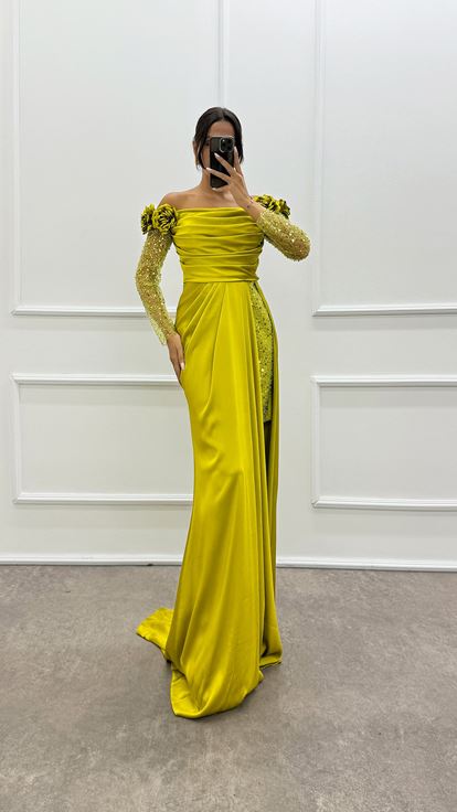 Abito da sera in raso con design in tulle con spalle e maniche floreali