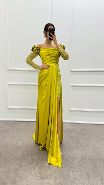 Robe de soirée en satin et tulle avec épaules et manches fleuries