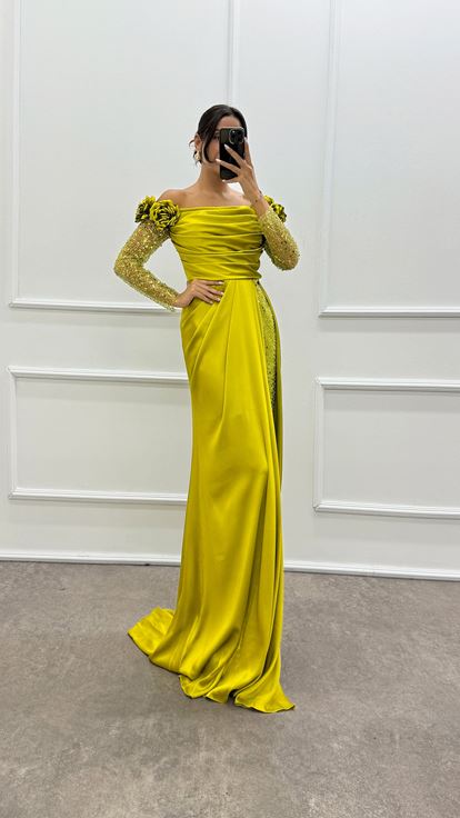 Abito da sera in raso con design in tulle con spalle e maniche floreali