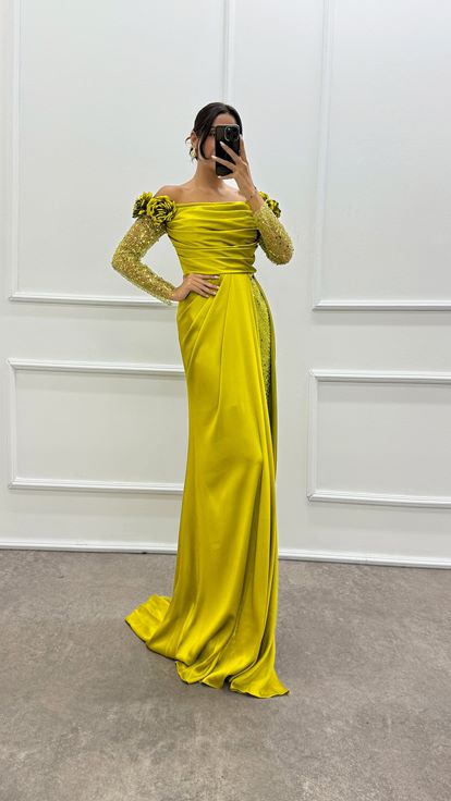 Abito da sera in raso con design in tulle con spalle e maniche floreali