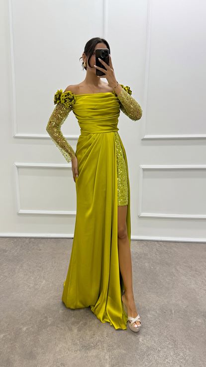 Abito da sera in raso con design in tulle con spalle e maniche floreali