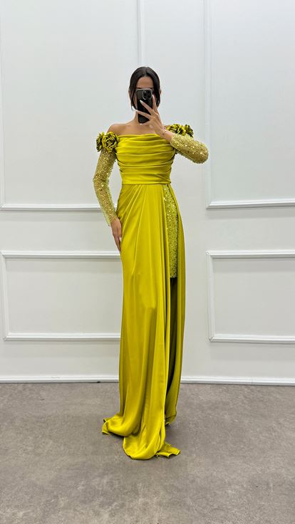 Abito da sera in raso con design in tulle con spalle e maniche floreali