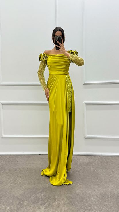 Abito da sera in raso con design in tulle con spalle e maniche floreali