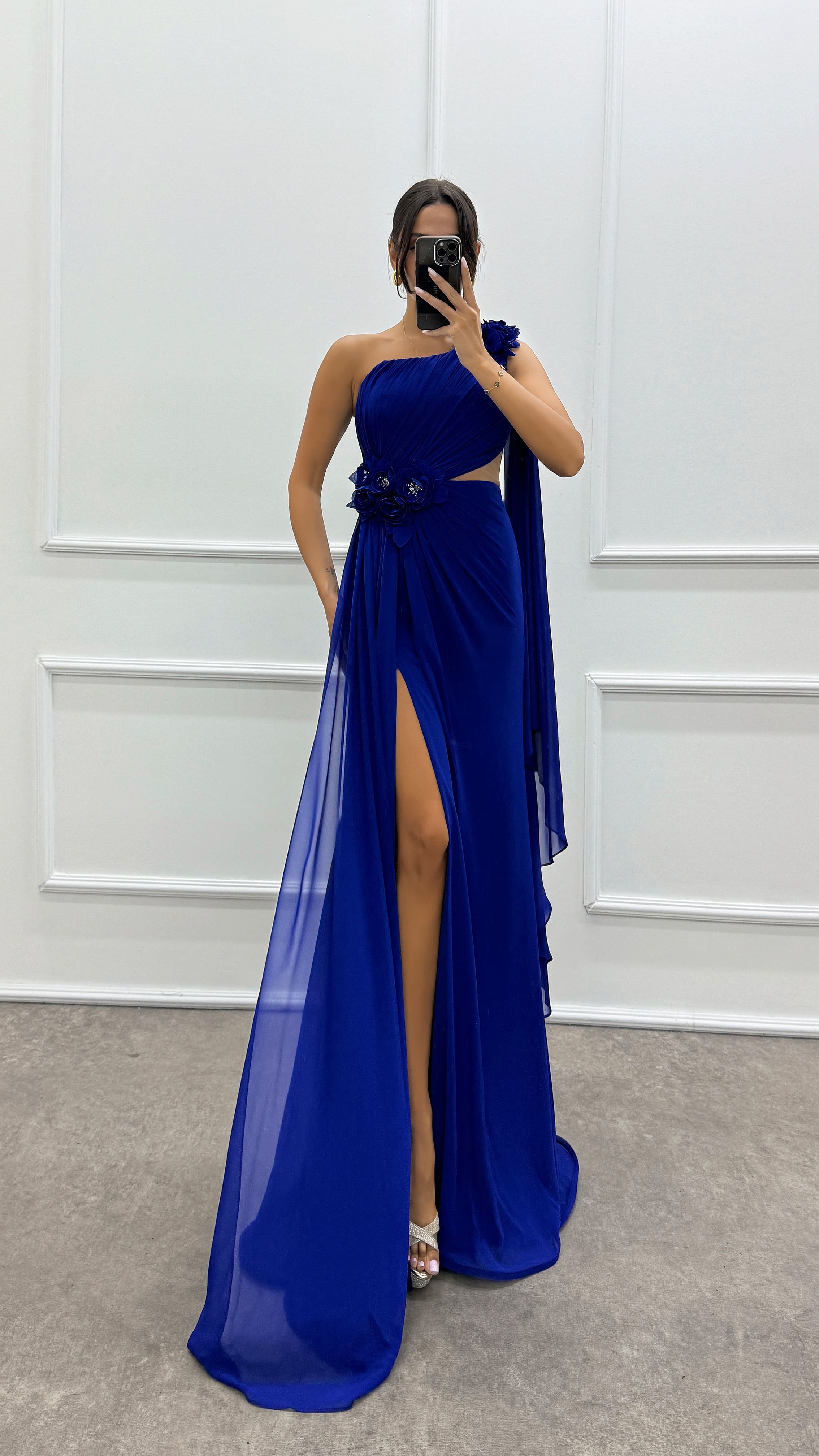 Robe De Soiree Transparente Avec Detail Rose Sur Les Epaules Et La Taille