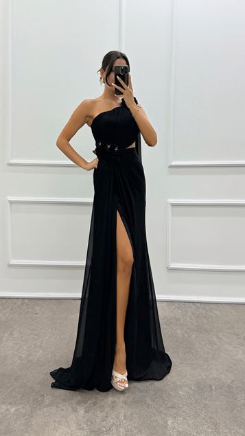 Schwarzes Abendkleid mit transparentem Design und Rosendetail an Schulter und Taille