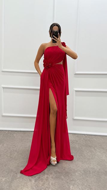 Vestido de noche con diseño transparente y detalle de rosa en hombros y cintura