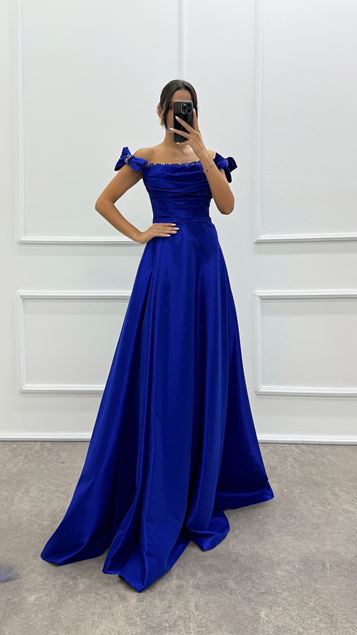 Robe de soirée en satin avec épaules détaillées et pierre de poitrine