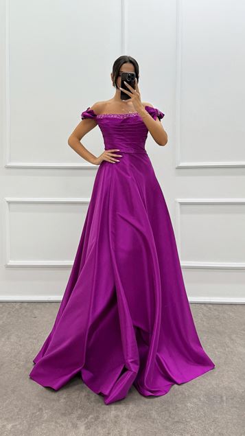 Vestido de noche de satén con diseño de piedras en el pecho y detalle de hombros