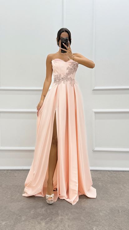 Robe de soirée design sans bretelles avec poitrine brodée