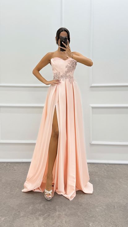 Robe de soirée design sans bretelles avec poitrine brodée