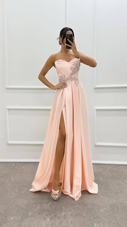 Robe de soirée design sans bretelles avec poitrine brodée