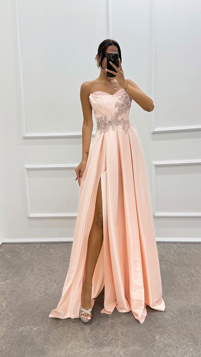 Robe de soirée design sans bretelles avec poitrine brodée