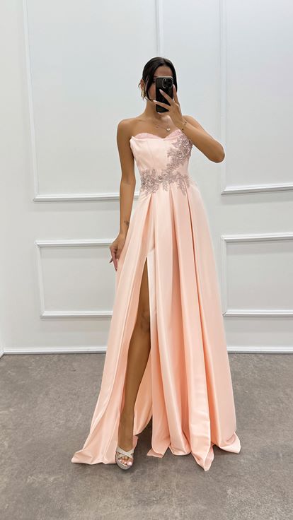 Robe de soirée design sans bretelles avec poitrine brodée