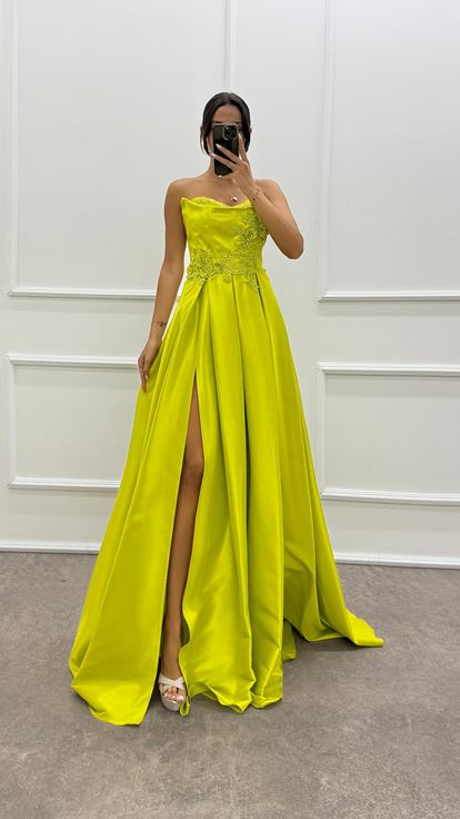 فستان سهرة بتصميم بدون حمالات مع صدر مطرز