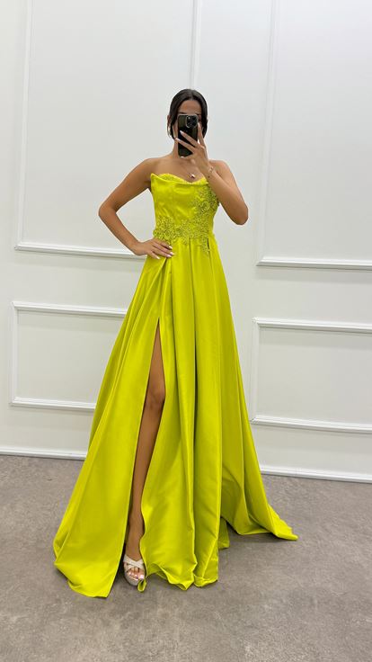 فستان سهرة بتصميم بدون حمالات مع صدر مطرز