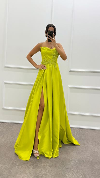 فستان سهرة بتصميم بدون حمالات مع صدر مطرز