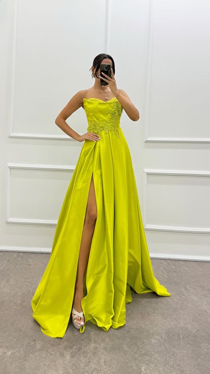 فستان سهرة بتصميم بدون حمالات مع صدر مطرز