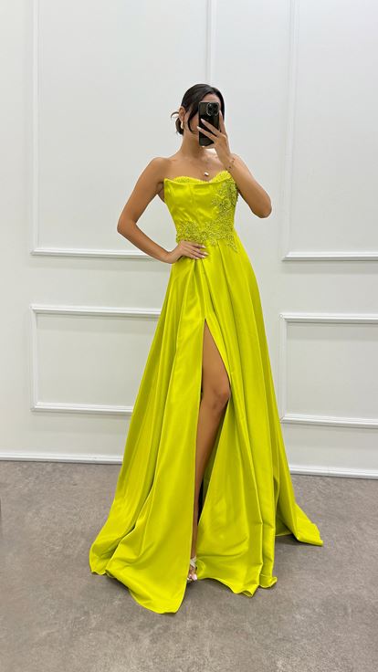 فستان سهرة بتصميم بدون حمالات مع صدر مطرز