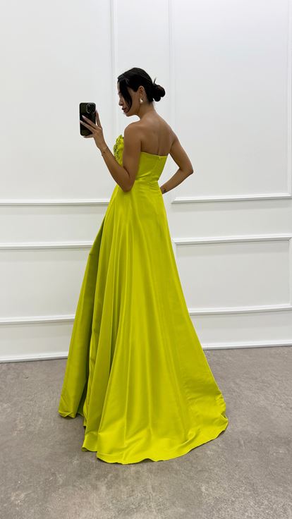 فستان سهرة بتصميم بدون حمالات مع صدر مطرز