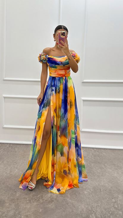 Gelb gemustertes Abendkleid mit Rosendetail