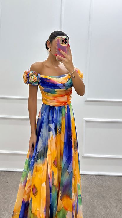 Gelb gemustertes Abendkleid mit Rosendetail