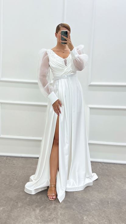 Vestido de noche de talla grande de satén con diseño bordado en el pecho y manga globo blanca