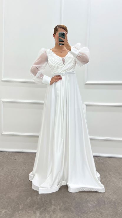 Vestido de noche de talla grande de satén con diseño bordado en el pecho y manga globo blanca
