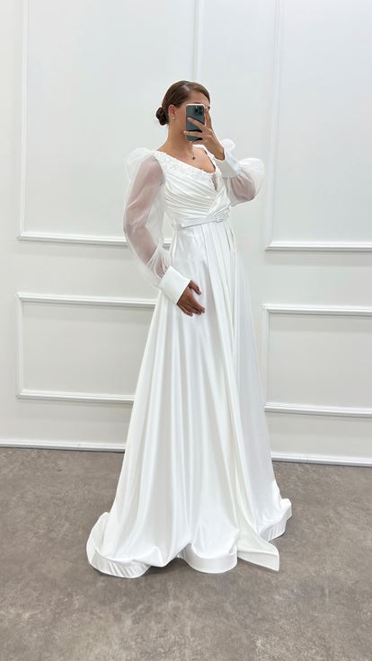 Vestido de noche de talla grande de satén con diseño bordado en el pecho y manga globo blanca