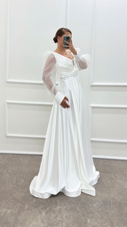 Vestido de noche de talla grande de satén con diseño bordado en el pecho y manga globo blanca